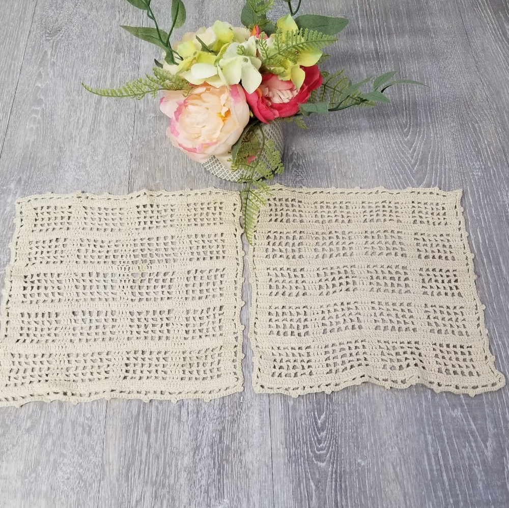 2 square crocheted doilies - Picture 5 of 7